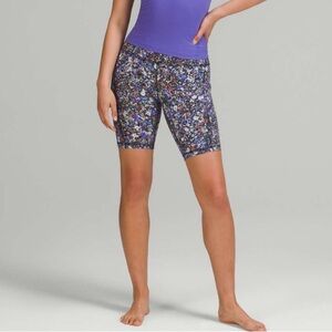 Lululemon Align High-Rise Short with Pockets 8"
Flower Burst Multi size 6